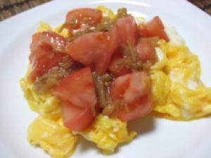 トマトとなめたけのふわふわ卵