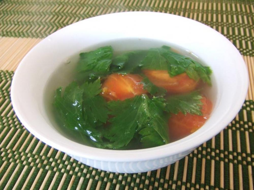 セロリの葉っぱとトマトのスープ 