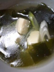 豆腐とワカメの中華風スープ