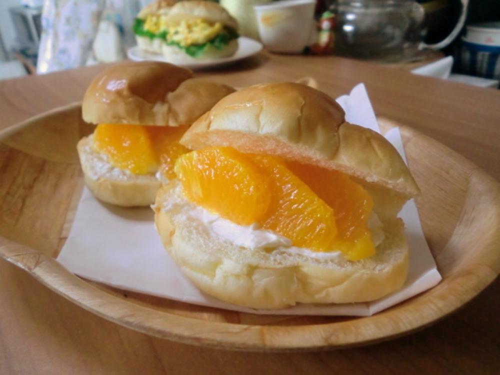 バターロールのチーズ＆オレンジサンド