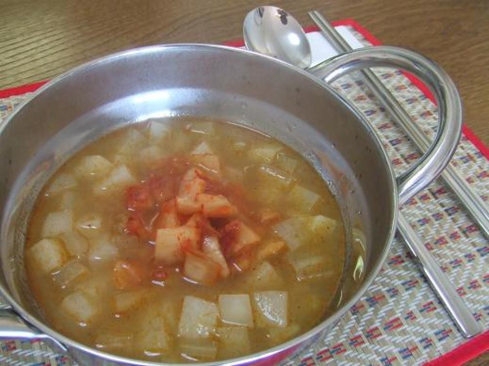 白い冬野菜の赤い韓国スープ 