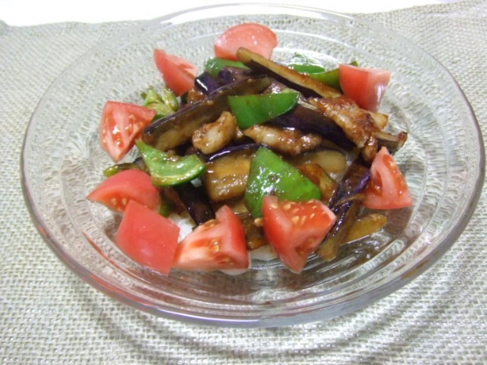 豚肉と夏野菜のピリ辛ゴマ味噌麺