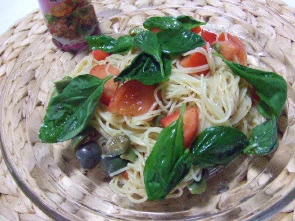 トマトとオリーブの冷製カッペリーニ